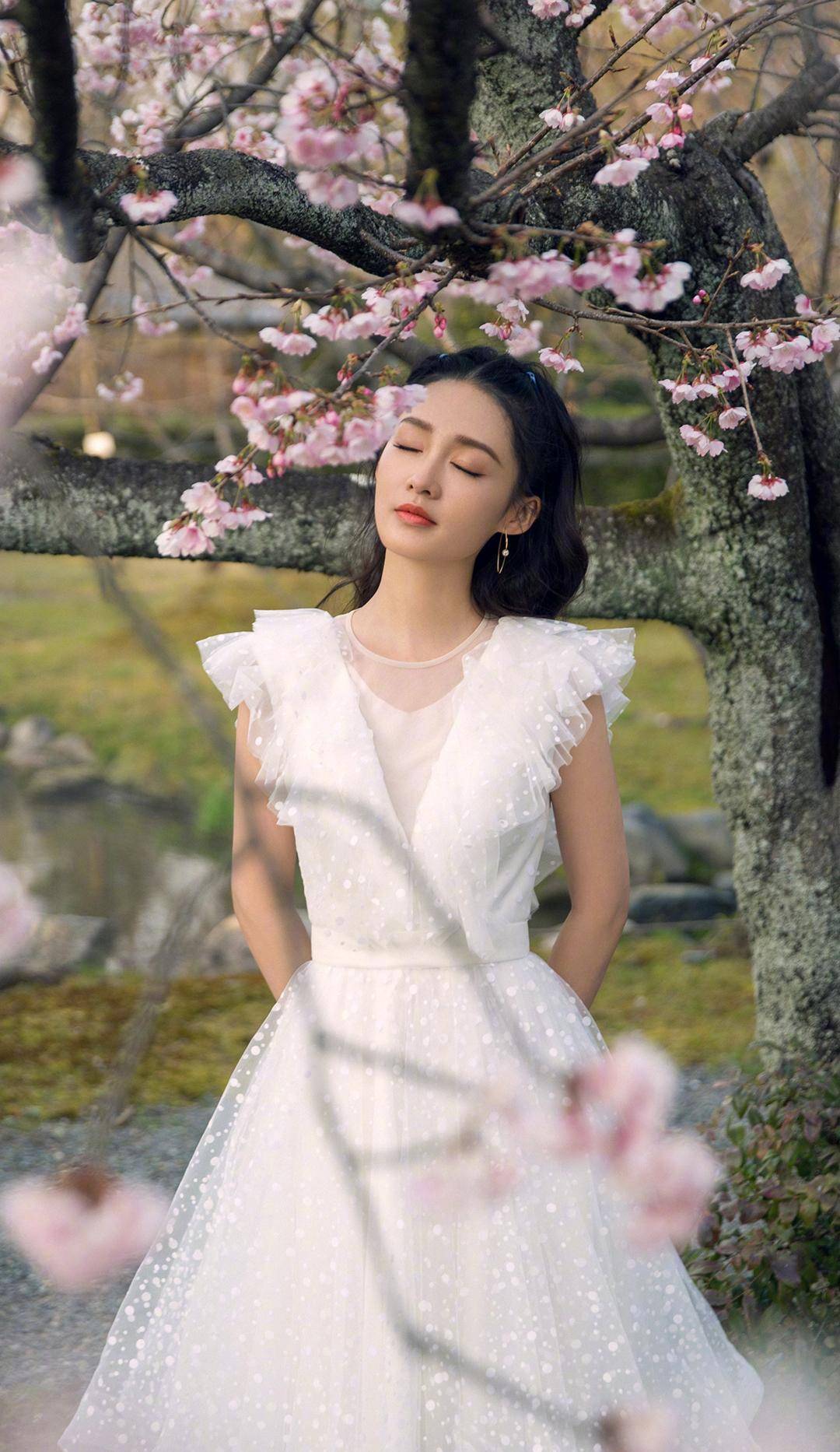 李沁这身打扮"好甜",一身香芋紫浪漫又秀气,不学着穿可惜了_款式_女性