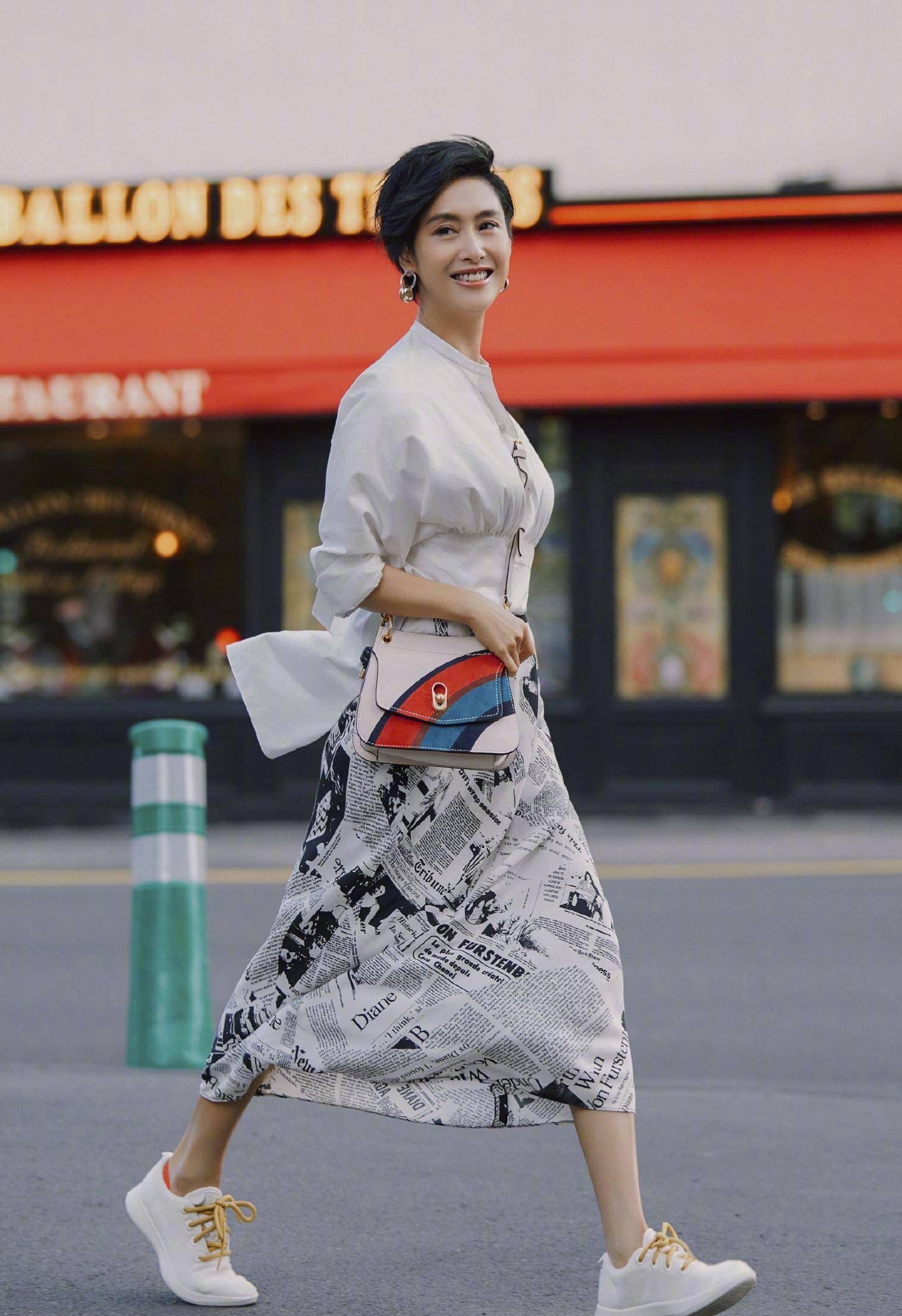 朱茵的这一套穿搭上半身选择了一个白色系的长袖单品,白色系的上衣让