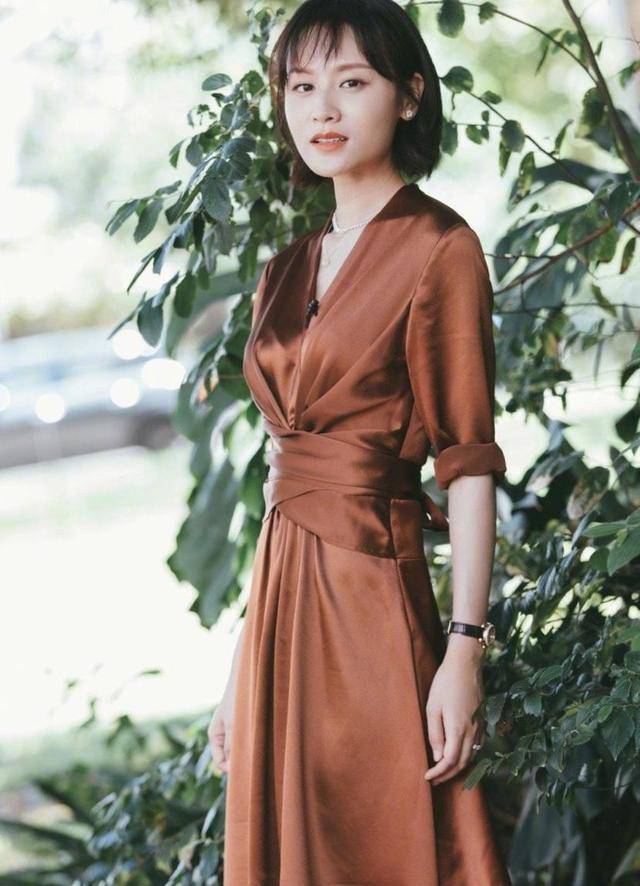 叶一茜气质太迷人,焦糖色v领裙装秀纤腰,清爽短发真耐看_田亮_的设计