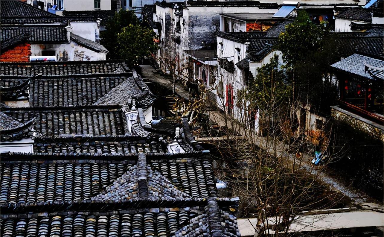 浙江名不见经传百年古村落，拥有300幢古民居，小桥流水雕梁画栋