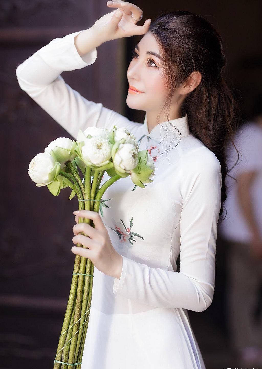 身穿白色奥黛的国外女子,身材是亮点,但最动人的是温柔婉约的气质