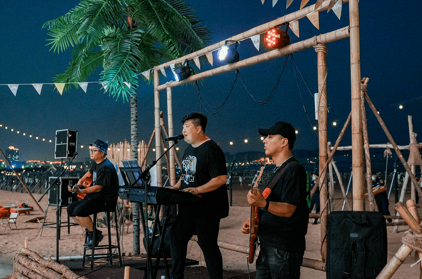 来极简主义咖啡邂逅夏日浪漫"小欢喜"_金沙滩_音乐会_演出