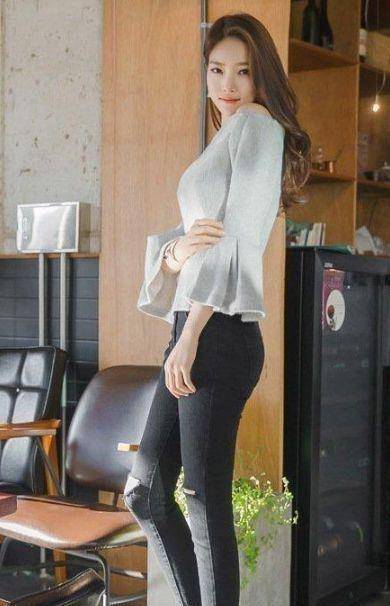 时尚裤子展现出的不仅仅是时尚,对身体的包涵更深,时尚中又略带一丝