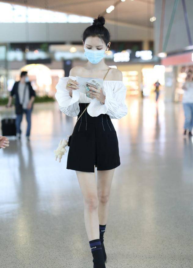 原创张予曦穿衣自己分比例短裙腰线和胃一边高轻松秀出好身材