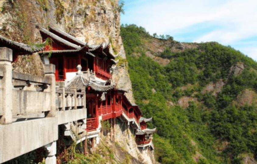 浙江的这处悬空寺，立于悬崖之上惊险无比，有着传奇的佛山