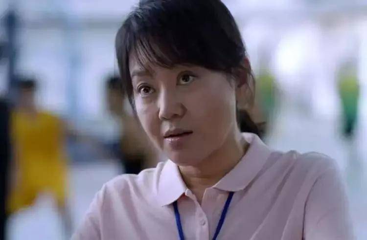 原创面部浮肿头发炸毛满脸皱纹51岁闫妮凭啥靠少年派2翻红