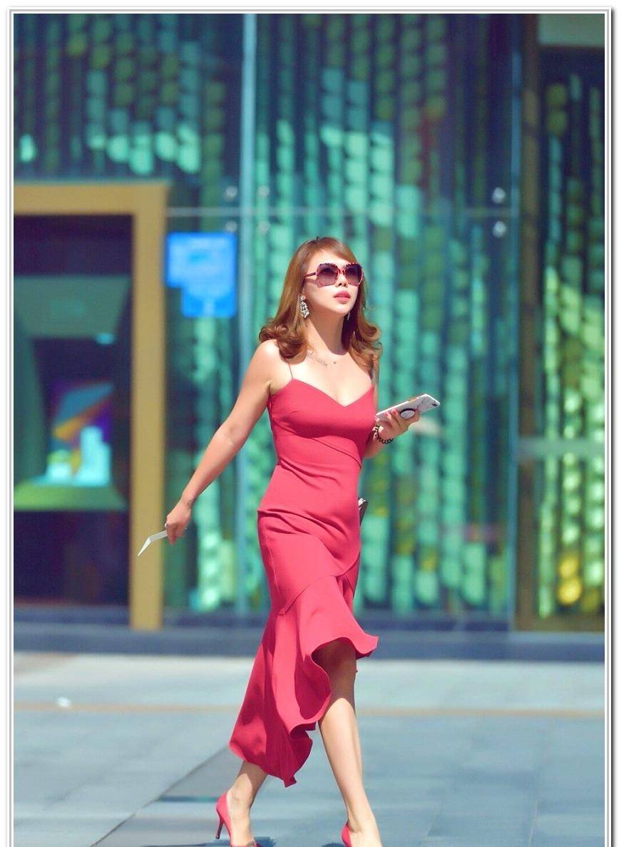 紧身的衣服能够很好地修饰自己的腿型和臀部,非常显身材_牛仔裤_时尚