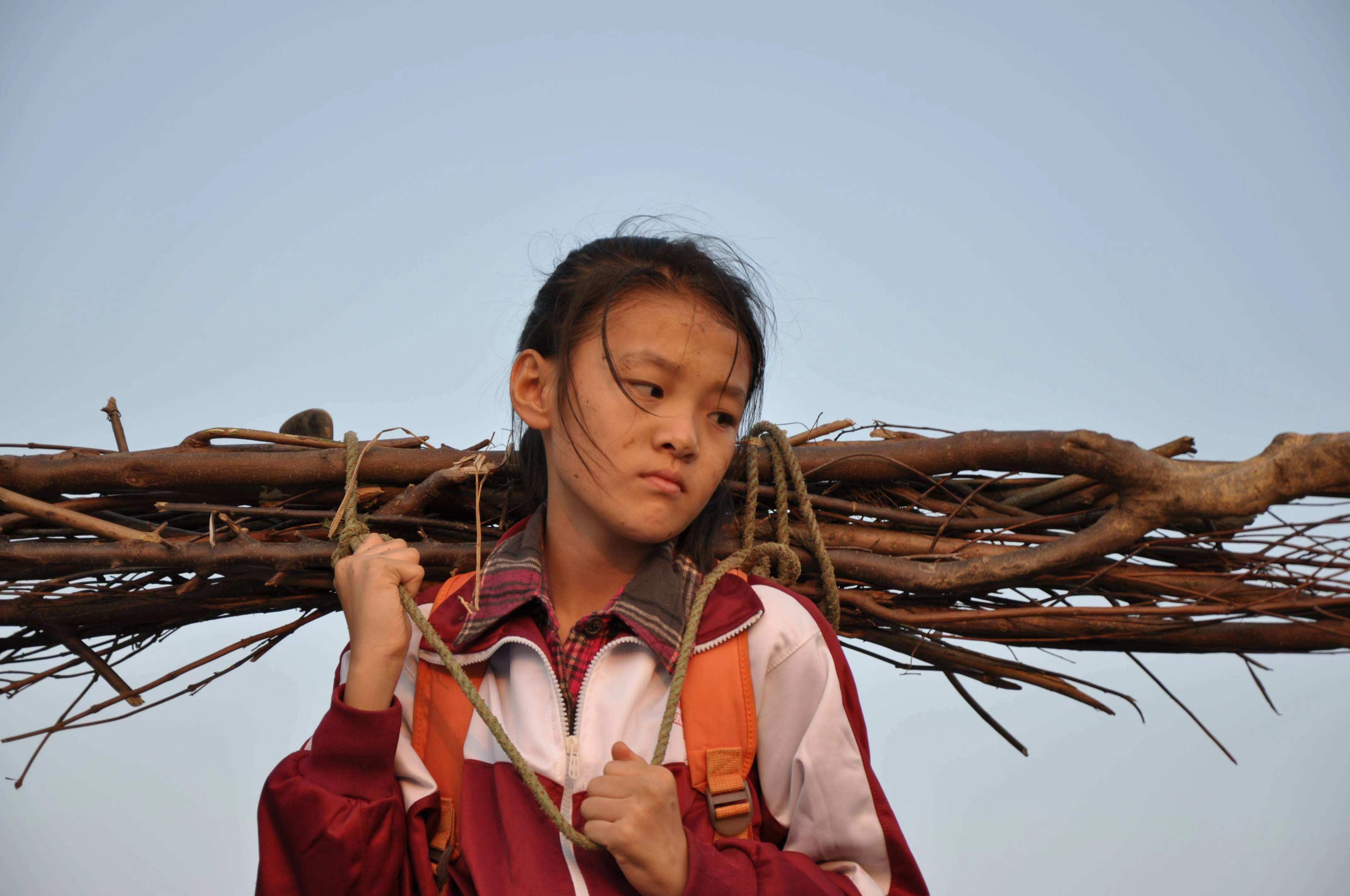 祠堂被扔女婴,9岁照顾重病养父母,生母来相认,她却跑到山上_丽丽_爸爸