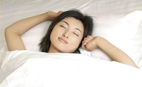 千万别小看这一分钟,你的肌肤会因为平躺带来血液通畅效果,从而唤醒你