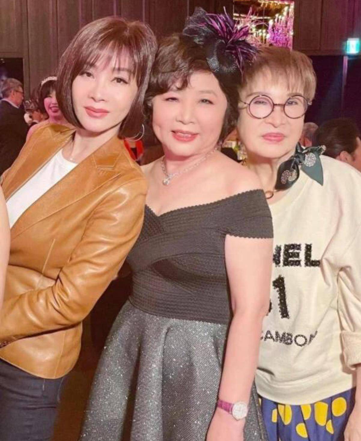 原创林心如70岁妈妈好年轻穿露肩裙配大颗钻石站明星堆里也好抢眼