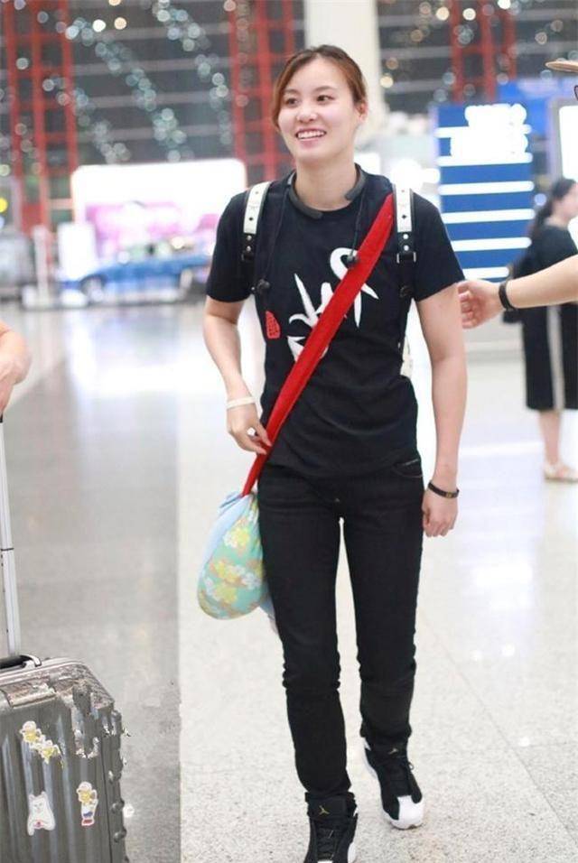 傅园慧藏不住少女心,穿碎花t恤配丸子头俏皮减龄,177身高好霸道_印花