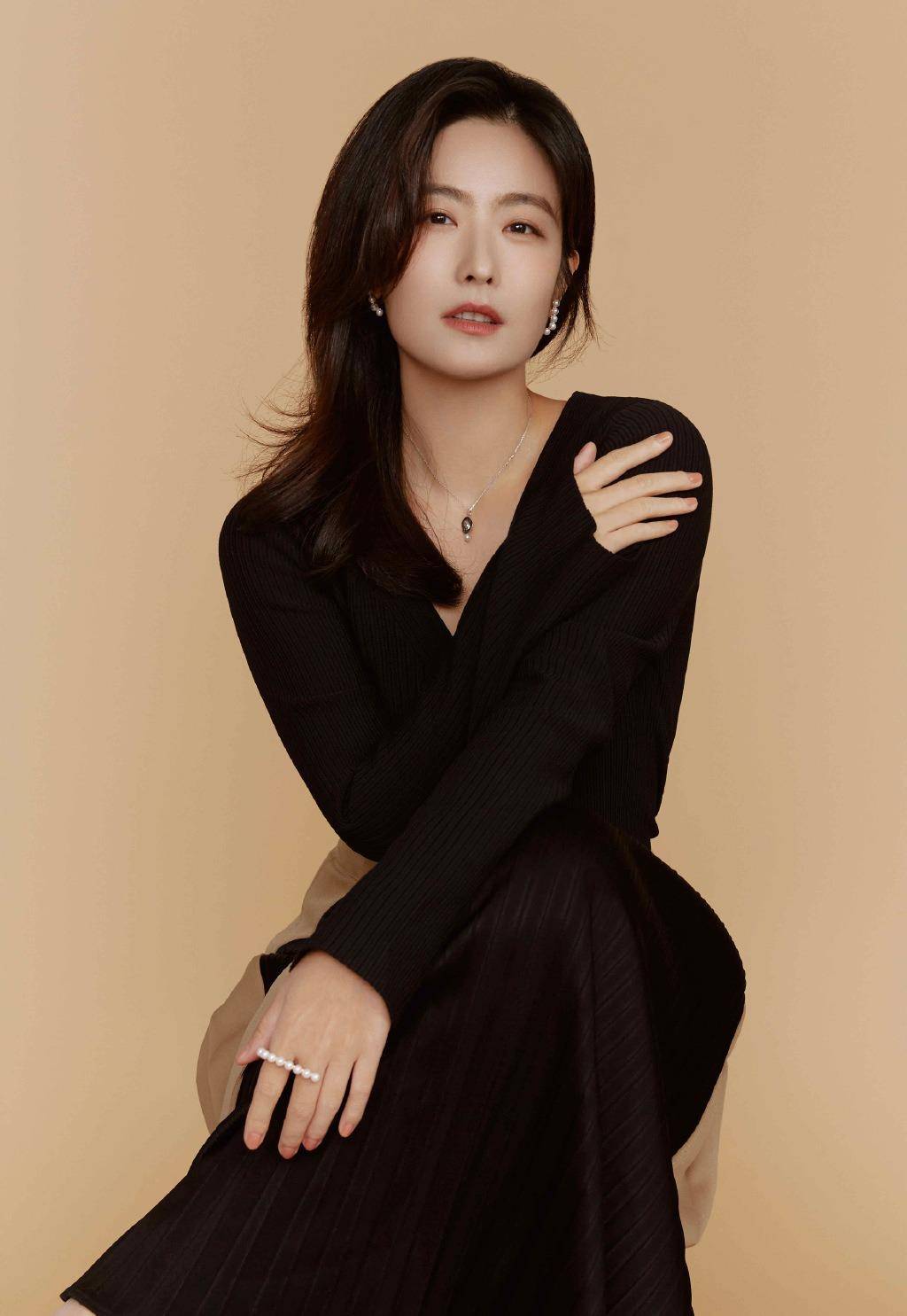 徐百卉气质太高级,穿黑色针织衫配拼接百褶裙,37岁美得好优雅