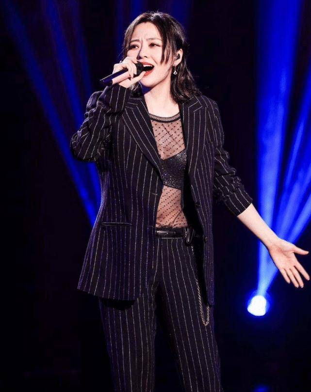 原创张靓颖终于不再保守穿西装配透明时尚出镜36岁也太拼了