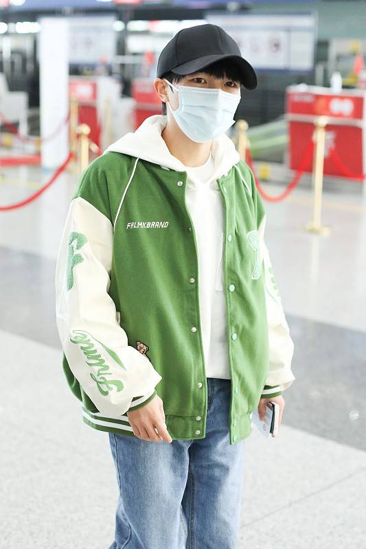 周深虽然不是很高穿搭却很时髦白色卫衣配运动外套好阳光