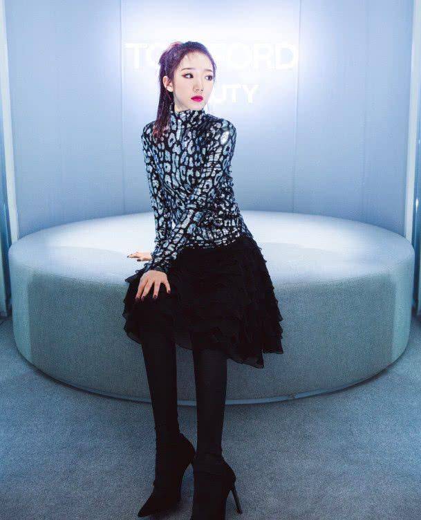 原创孟美岐终于出现了笑容甜到心里去了穿的好像小企鹅