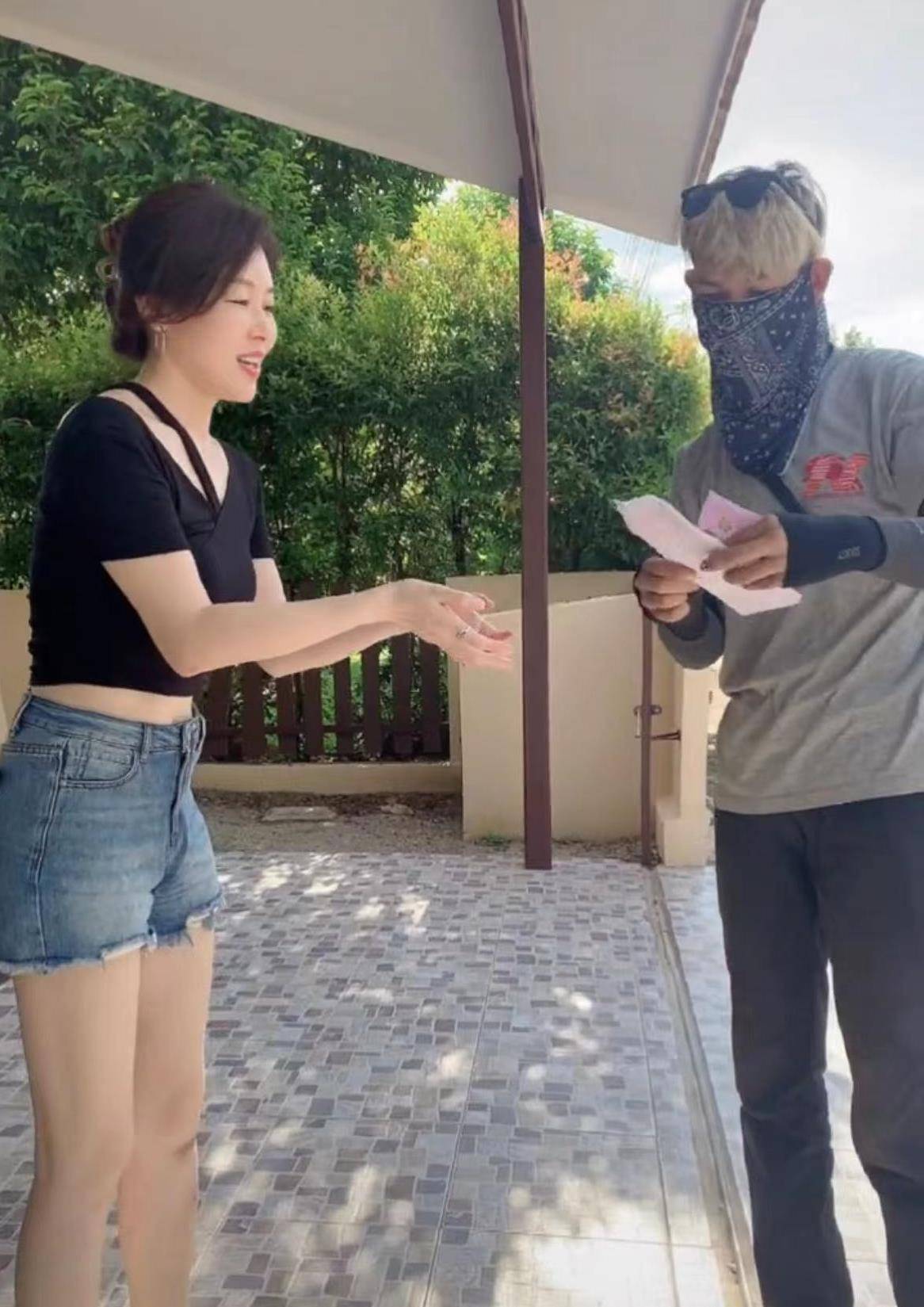 49岁国家一级演员定居泰国,从山东老家成箱搬行李,住豪宅好惬意_田慧