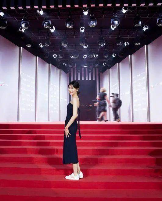 原创柯蓝时尚眼光独到用小白鞋搭配抹身材礼服裙效果好得让人意外