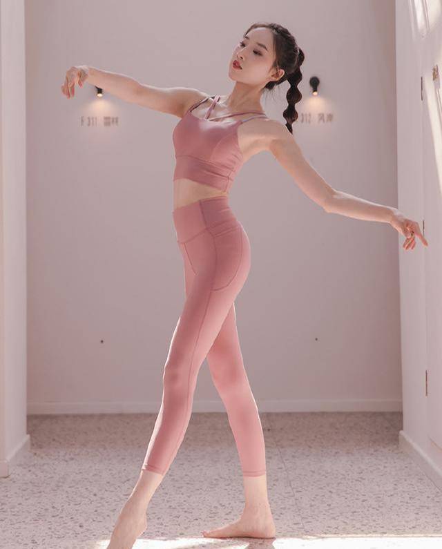 明星瑜伽教练rosie,身材出挑气质出众,看不出曾有抑郁症_运动_技巧