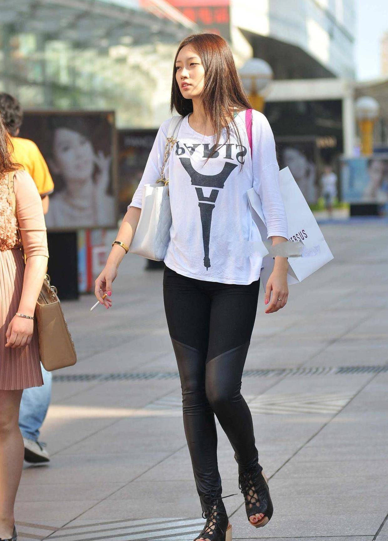 原创微胖姐妹出门逛街我认为第二个更好看你喜欢一位呢