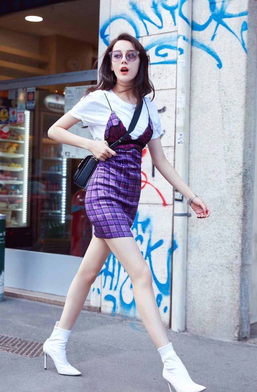 迪丽热巴真会穿,紧身包臀裙大秀好身材,这腰臀比太惊艳_时尚_卷发