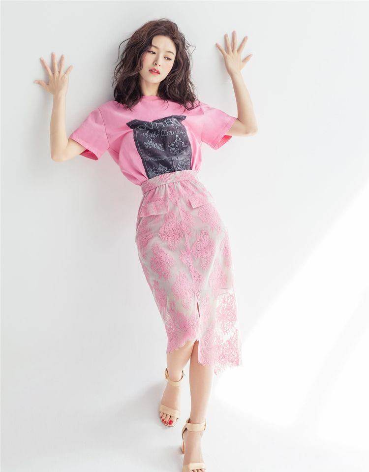 文咏珊时尚长裙出席活动,是变成黑暗天使了吗?怎么这么好看!