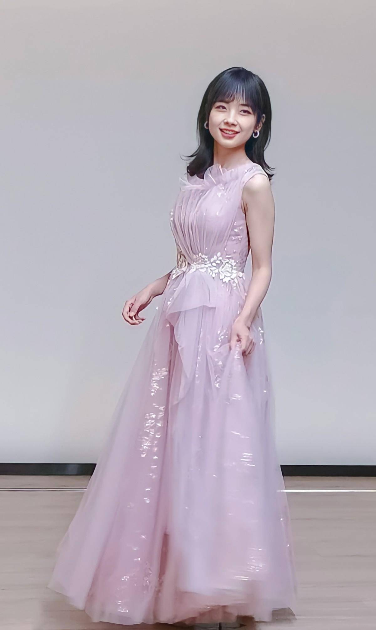 果然电视出美女,王冰冰撑伞油故宫,一身少女风穿搭