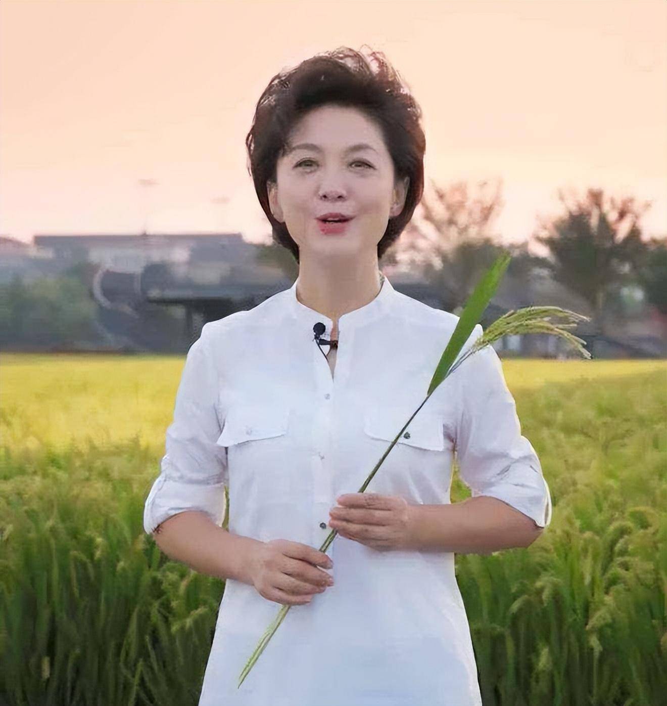 原创国民大姐海霞嫁清华教授恩爱22年和女儿合照似姐妹