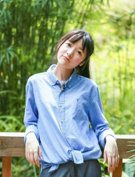 而且如今长大后的徐娇,长相也是越来越漂亮了,比起小时候大家第一眼