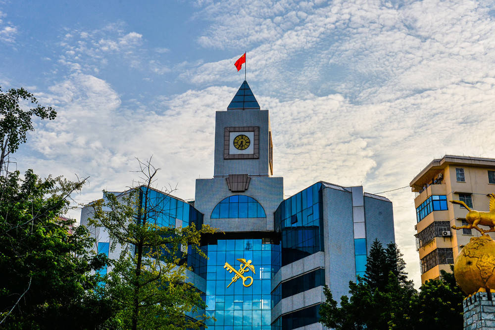 通天塔对面是韶关的海关钟楼,这也是韶关的一个标志性建筑