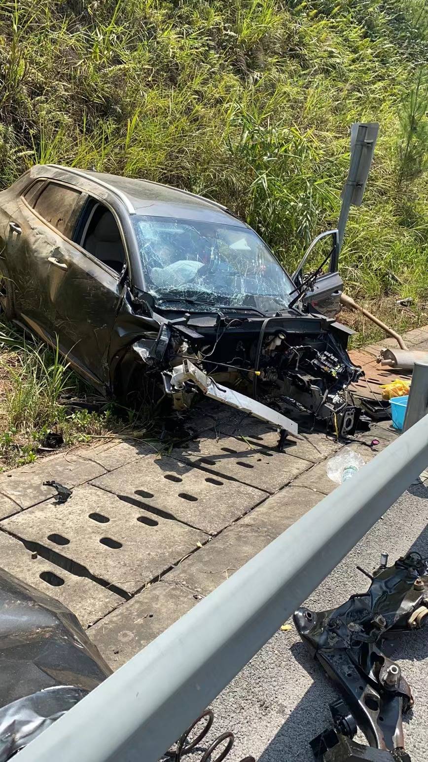 昨日中午梧州高速又发生一起车祸!车头直接消失?_处理_事故_高速公路