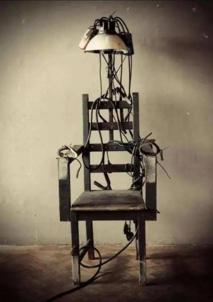 的身上施用了一切普通人想得到和想不到的酷刑,电椅,老虎凳,捆绑吊打