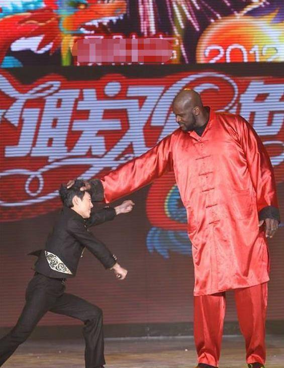 nba球员与普通人身形对比,姚明裤腿能装人,奥尼尔衣服像被子