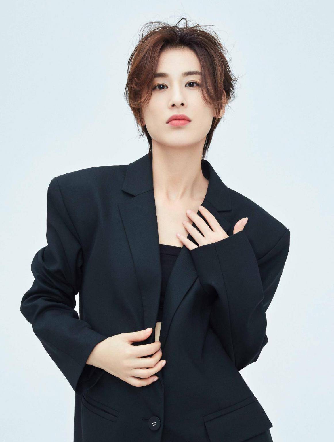 黄圣依罕见短发造型,明明穿的是西装却很时尚,气质太迷人了_显得_大气