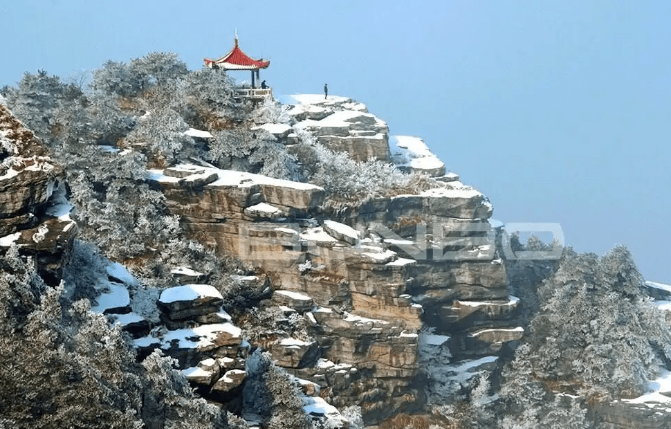 九江市的“庐山” , 主峰海拔约1474米
