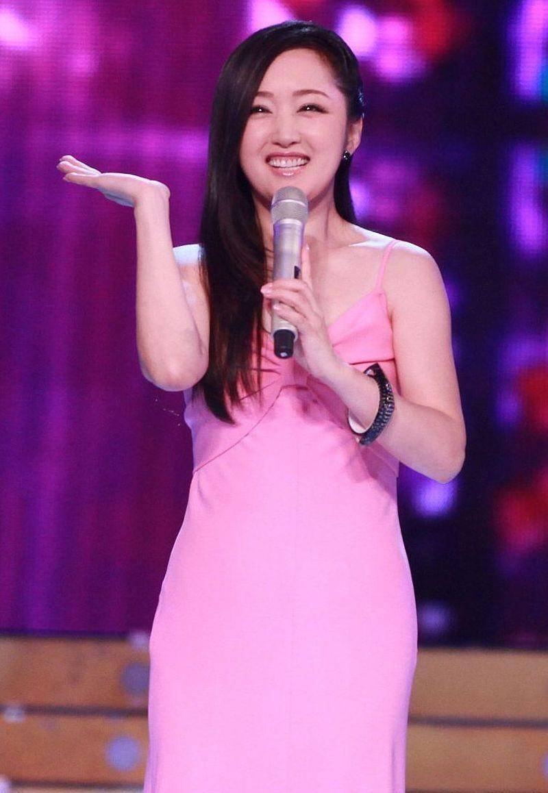 杨钰莹中年也这么甜美，粉色吊带裙清新温柔，看脸有点婴儿肥-舞儿网