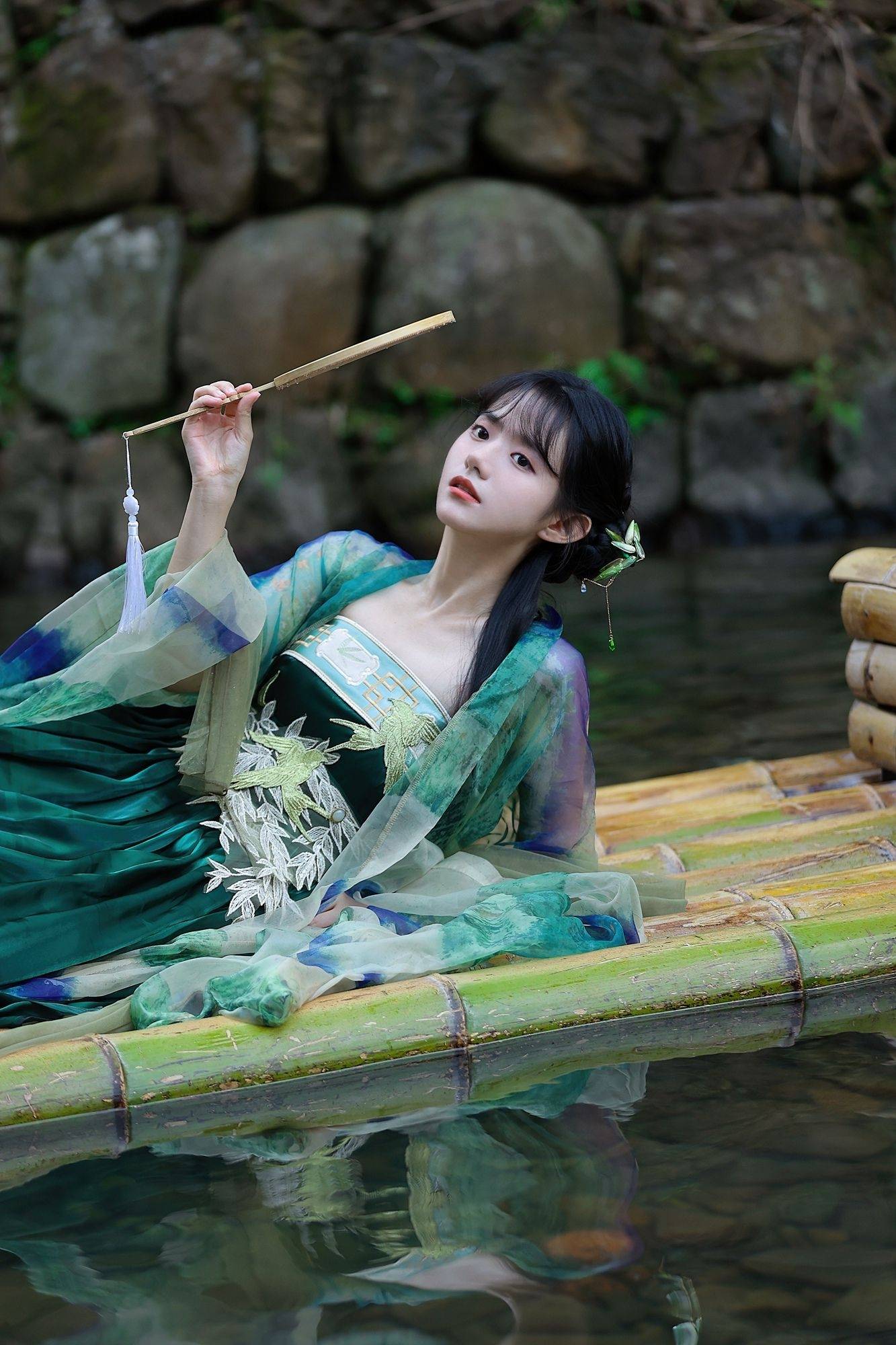 绿色汉服美女流水小船写真