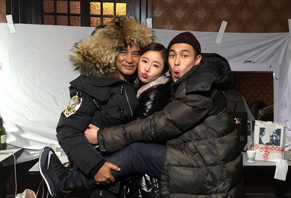 46岁林心如参加杨佑宁婚礼,拎20万爱马仕包,黑色礼服裙大秀美腿_明星_