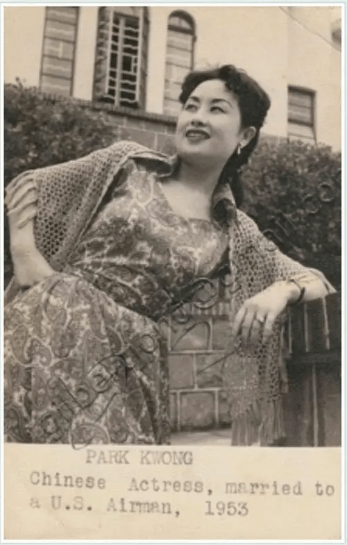 白光原名叫做史永芬,在她出生之后,没过几年,她的母亲又接连生了七个