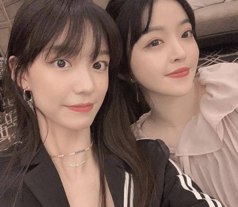 她的好闺蜜王文也是华谊千金,两位小姑娘在家庭背景的加持下,想要追星