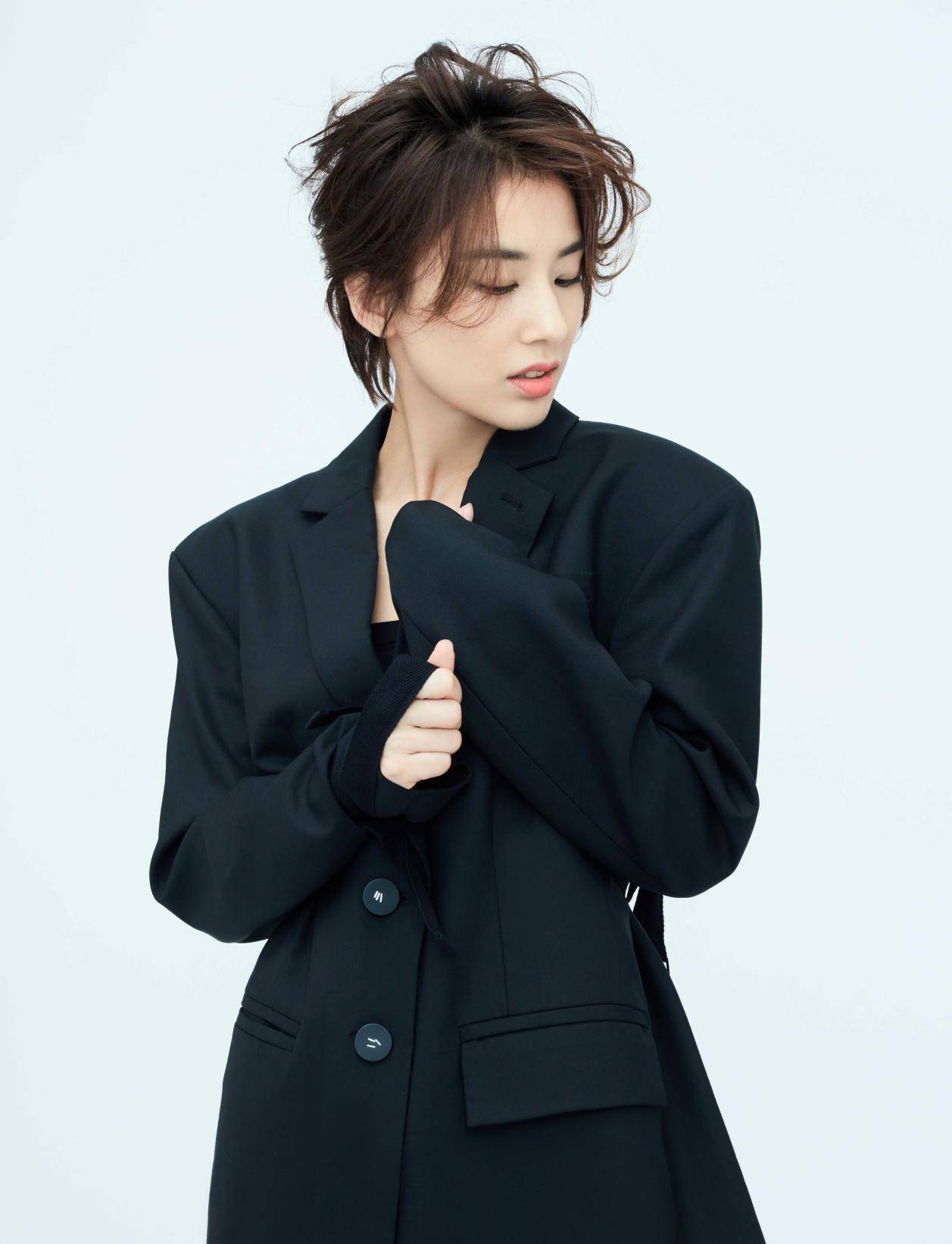 黄圣依罕见短发造型,明明穿的是西装却很时尚,气质太迷人了_显得_大气