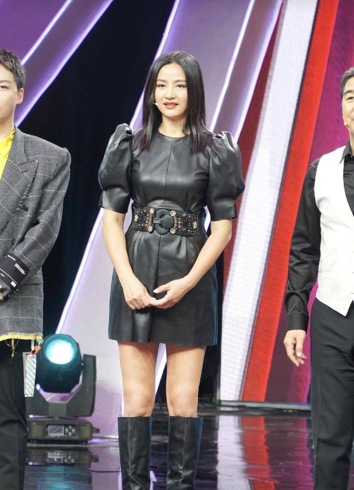 瞿颖素颜现身机场,整个人神采飞扬笑容满面,穿搭也很有自己风格_短裤