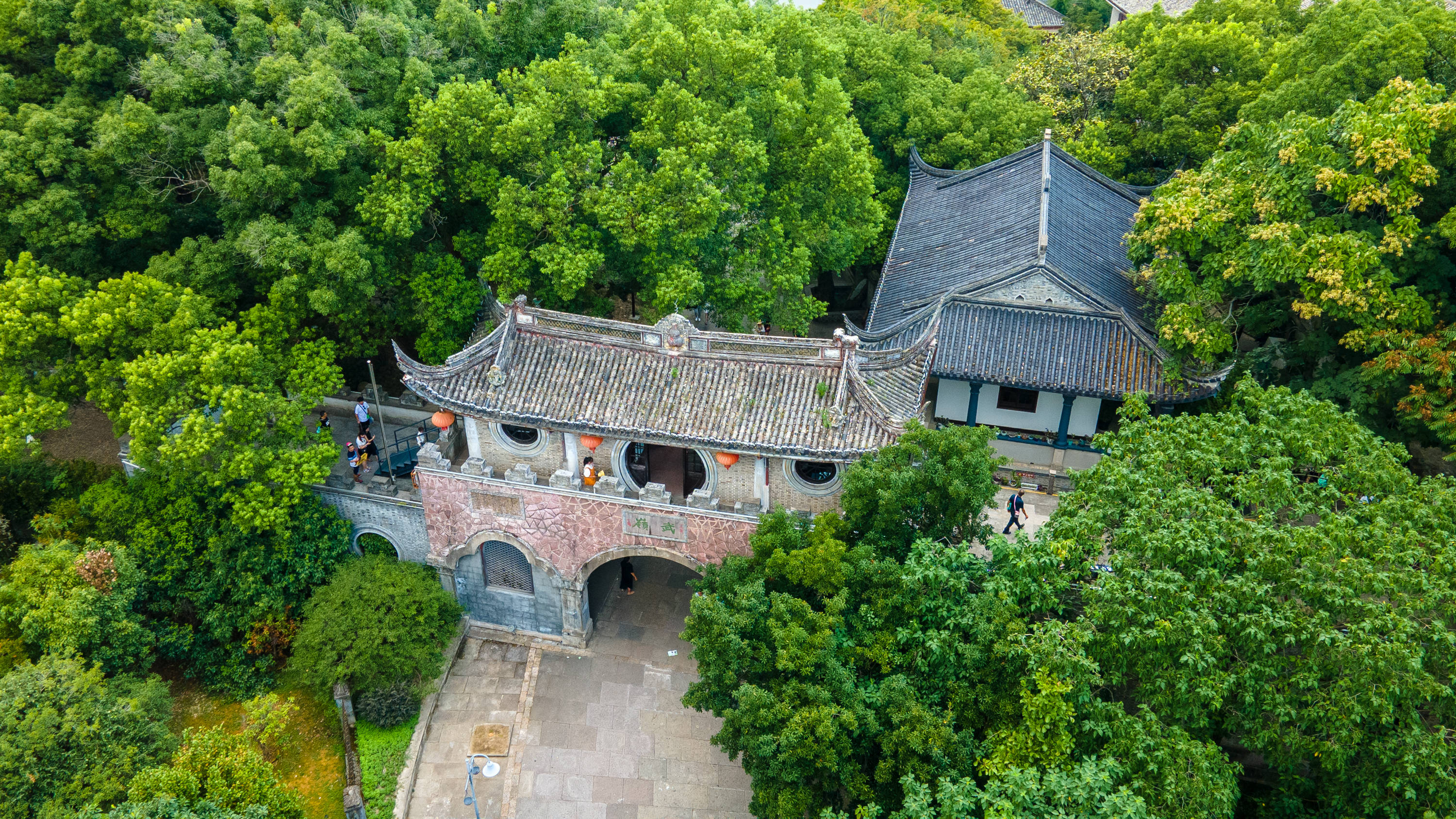 宁波奉化有一座千年古镇，古建筑群保存完好，景色不输江南名镇