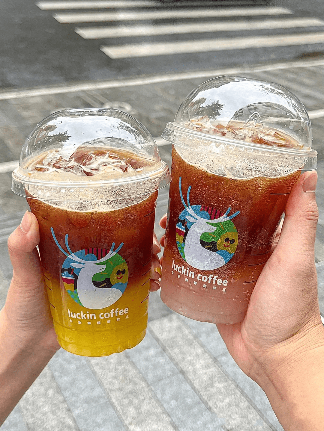 小蓝杯瑞幸0脂水果冰萃咖啡上线冰爽十足激活夏日活力