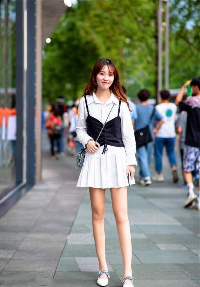 原创路人街拍美女白色衬衫搭配蓝色运动裤让人眼前一亮