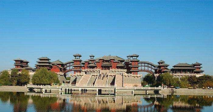 东汉末年,曹操消灭袁绍,占据邺城后,就定都于此,邺城也就此成为曹魏的