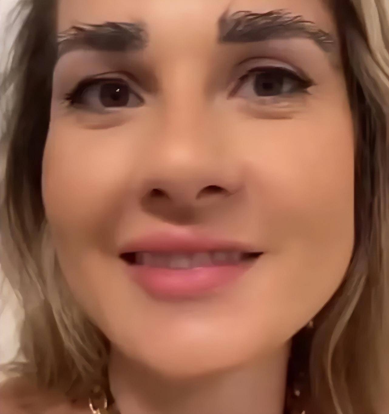 靠着全英最粗眉毛,这个英国妹子火成网红了,就是