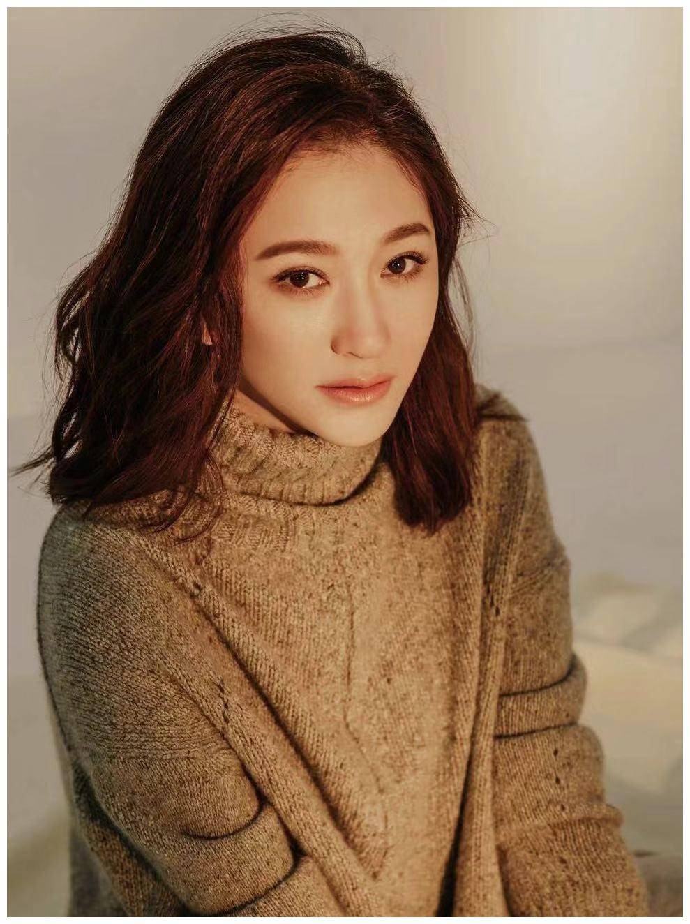 43岁李小冉真会穿,米色毛衣搭配宽松长裤,随性减龄又优雅_脖子_身材