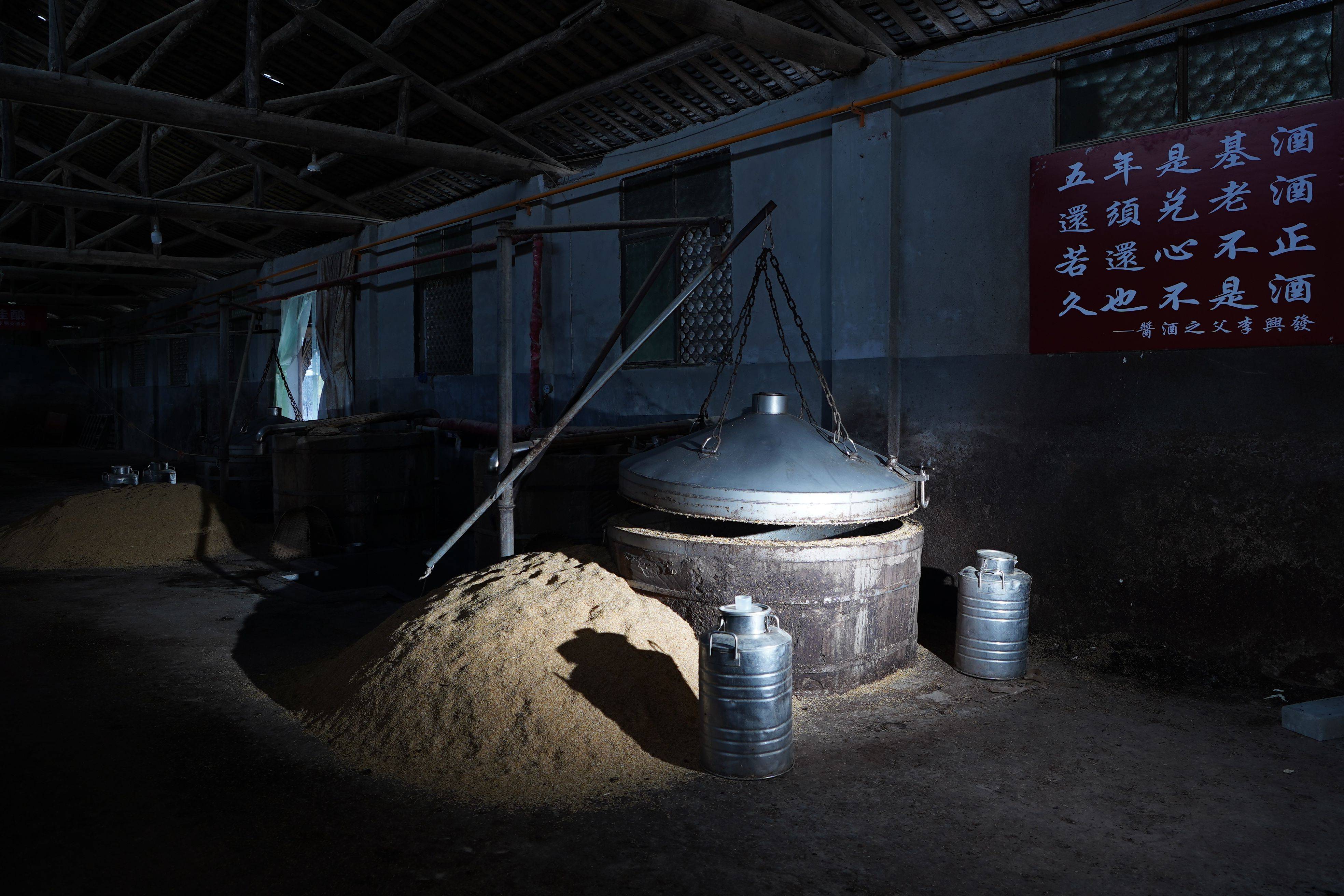 坚守纯手工酿造酱酒,李酒师终成就"幽雅酱香"的口感和品质_酿酒_工艺