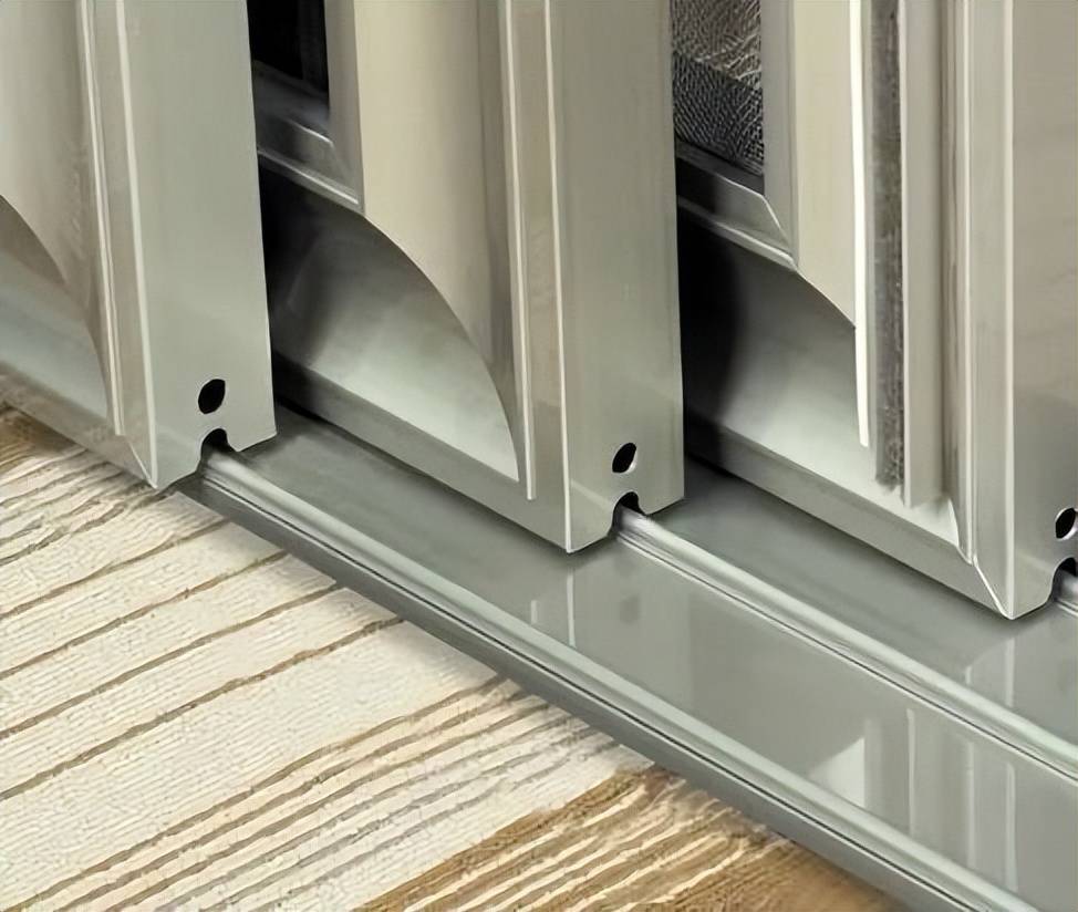 不难发现,有些家庭的厨房门安装有轨推拉门,地轨凸出在地面,很容易