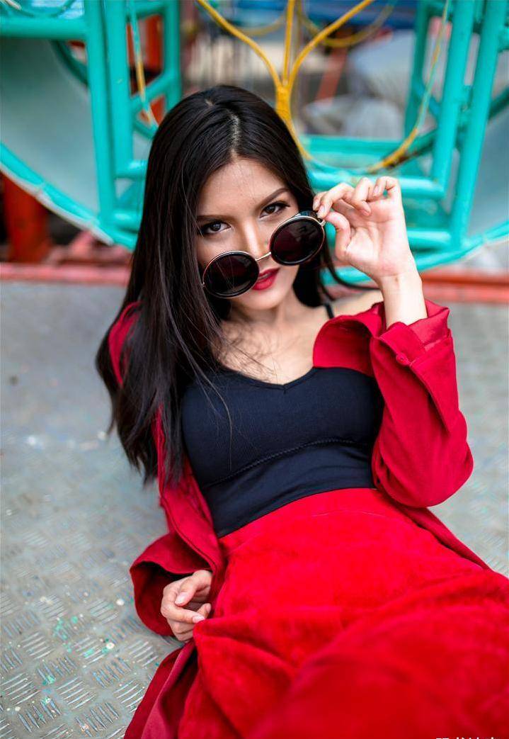 御姐范儿的美女模特,时髦前卫的穿搭,看起来又酷又时尚